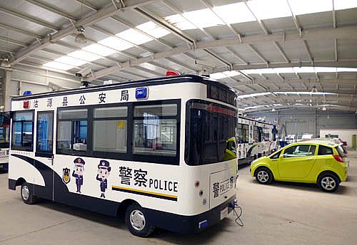 流動警務(wù)室從河北新宇宙電動車生產(chǎn)車間內(nèi)緩緩駛出準(zhǔn)備發(fā)往沽源縣公安局