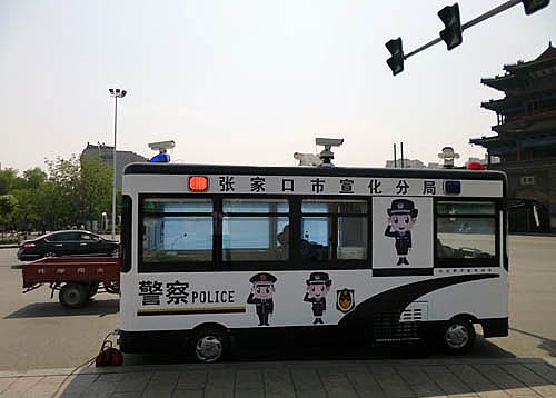 移動(dòng)警務(wù)室亮相張家口市宣化縣街頭