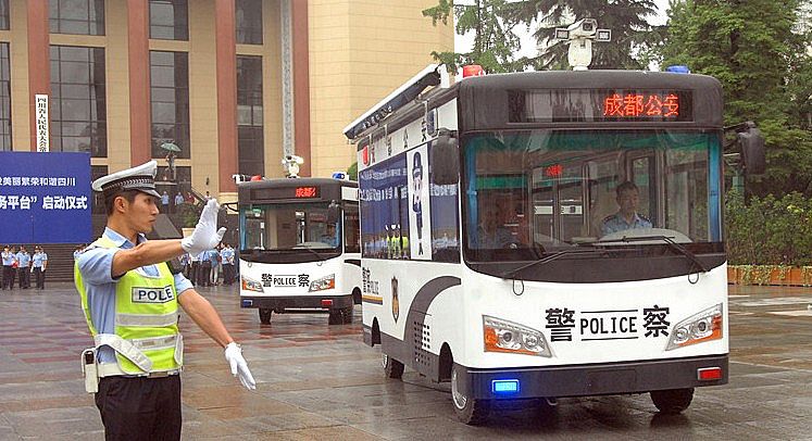 首批移動(dòng)警務(wù)室到達(dá)成都 舉行“平安成都”接車儀式