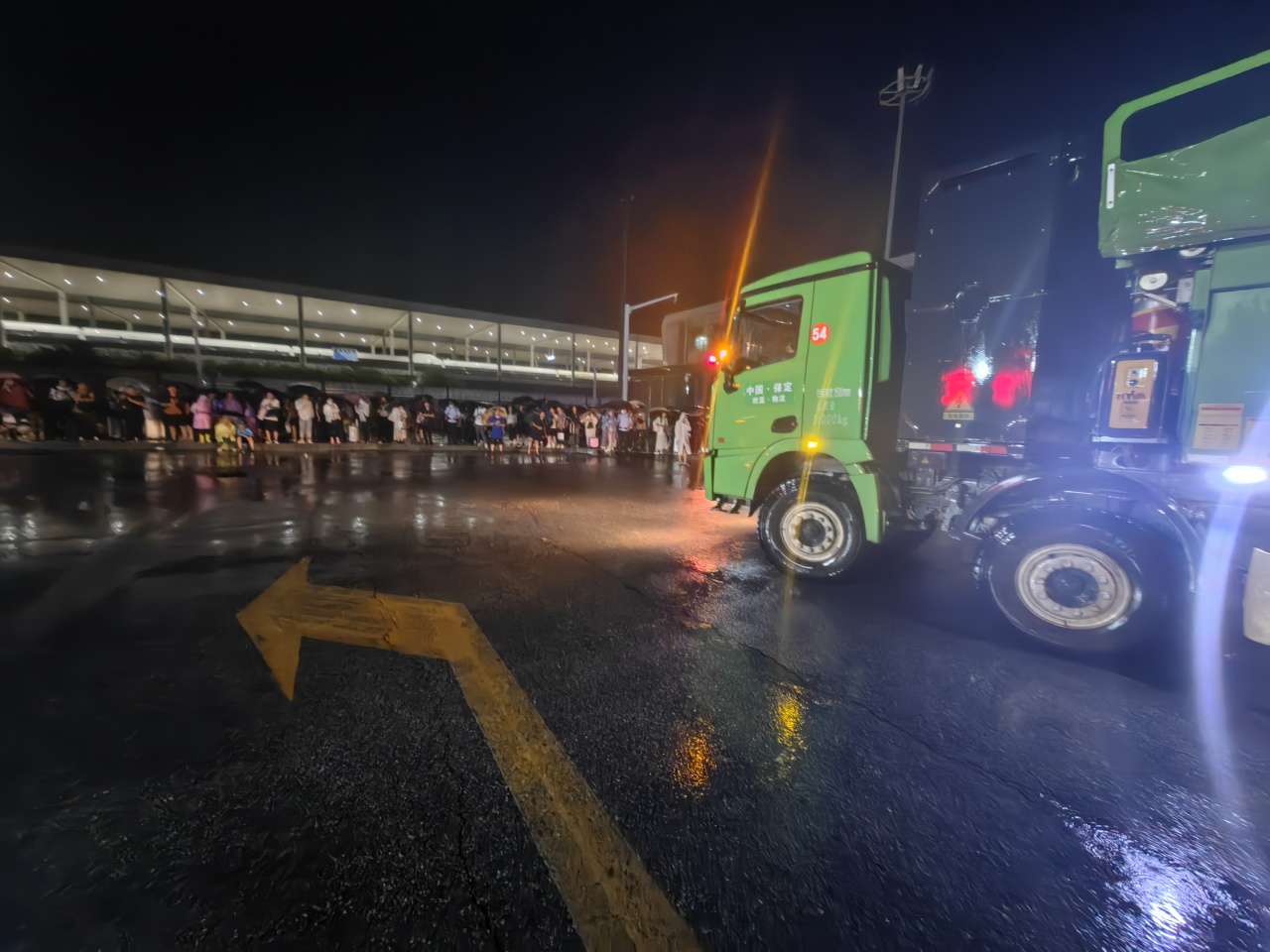 昨晚保定市強(qiáng)降暴雨丨躍迪汽車(chē)保定分公司，連夜出動(dòng)70臺(tái)新能源渣土車(chē)參與保定市救援工作